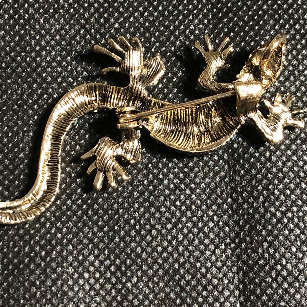 Women’s Rhinestone Lizard Brooch - Picture 4 of 6